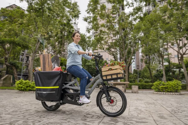 Tern tillbehör Storm Box monterad med last elcykel i city